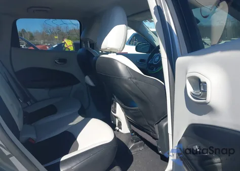 2019 Jeep Compass Latitude 4X4 z USA, uszkodzony, nr VIN 3C4NJDBB4KT786870